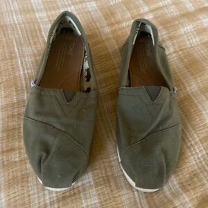 Toms classics shoes size 8 army green